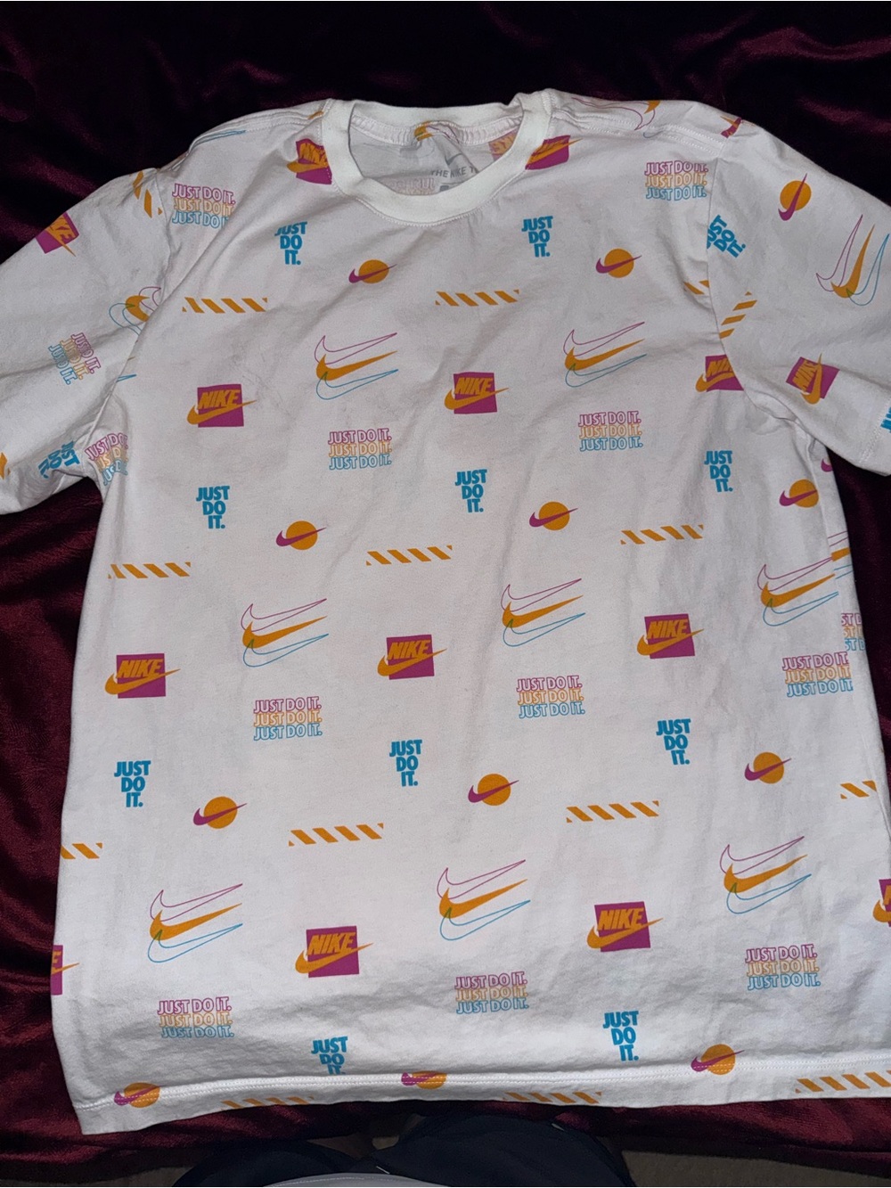 Nike men' White Graphic Logo Tee - Multicolor Print